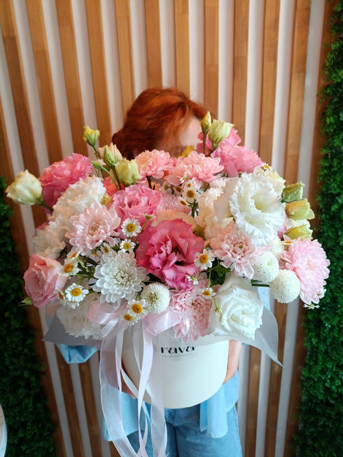 Композиция микс цветов в коробке: хризантема, эустома, ромашки, дубки