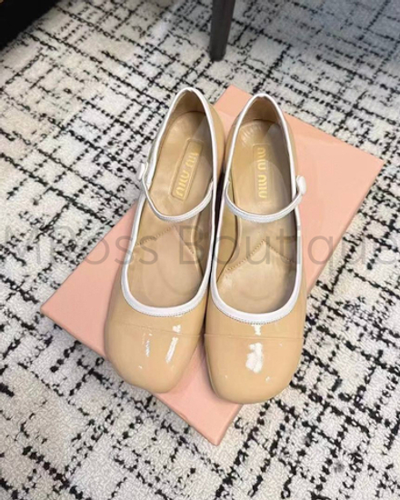 Женские туфли Miu Miu бежевого цвета с круглым носиком