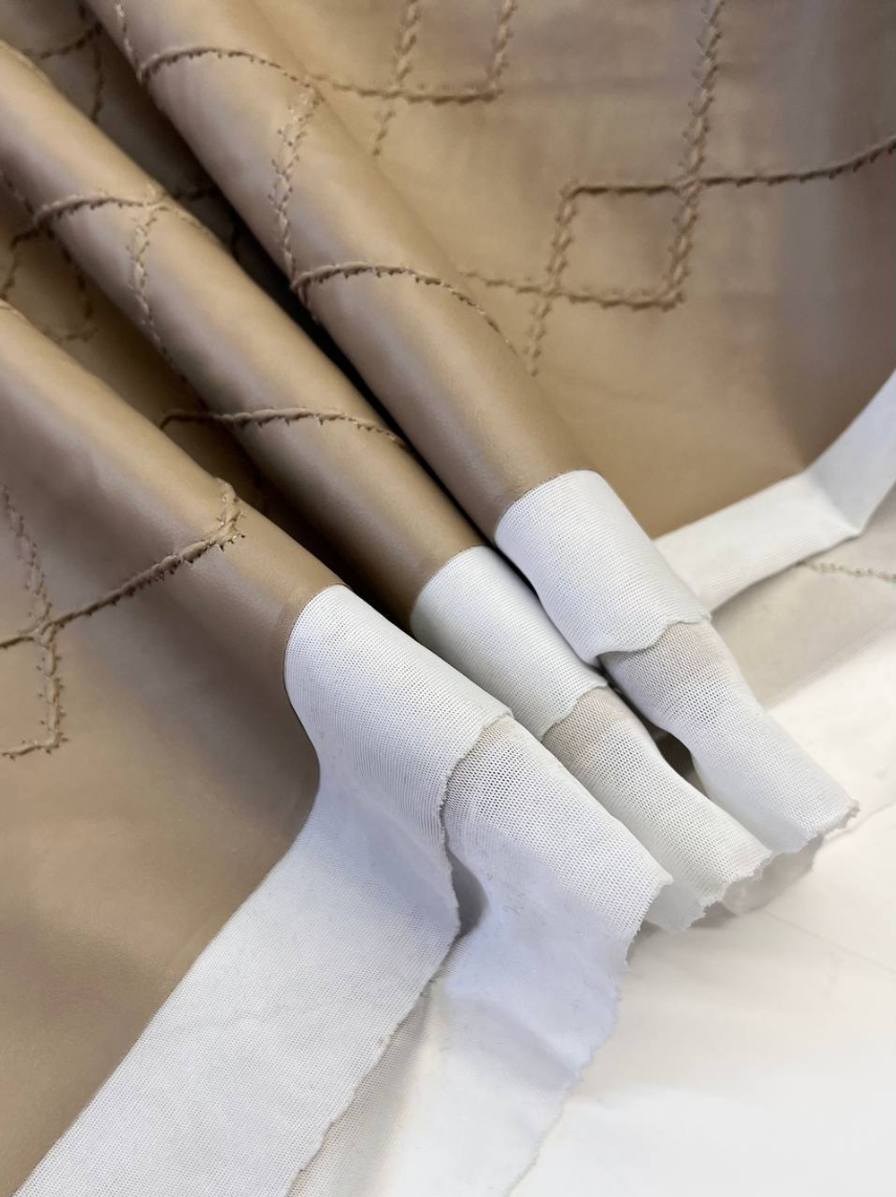 Искусственная кожа на дублерине бежевая с геометрией