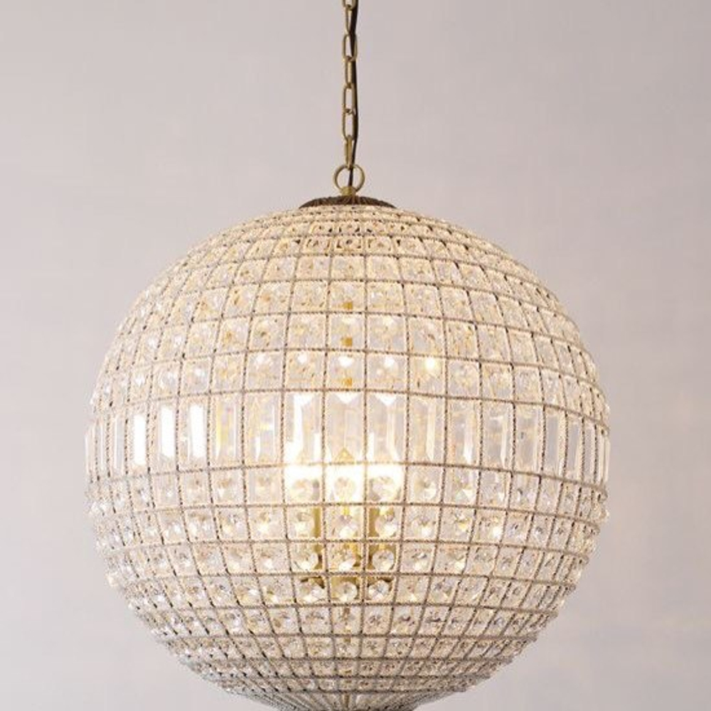 Элегантная подвесная люстра с шарообразным плафоном из фактурного стекла