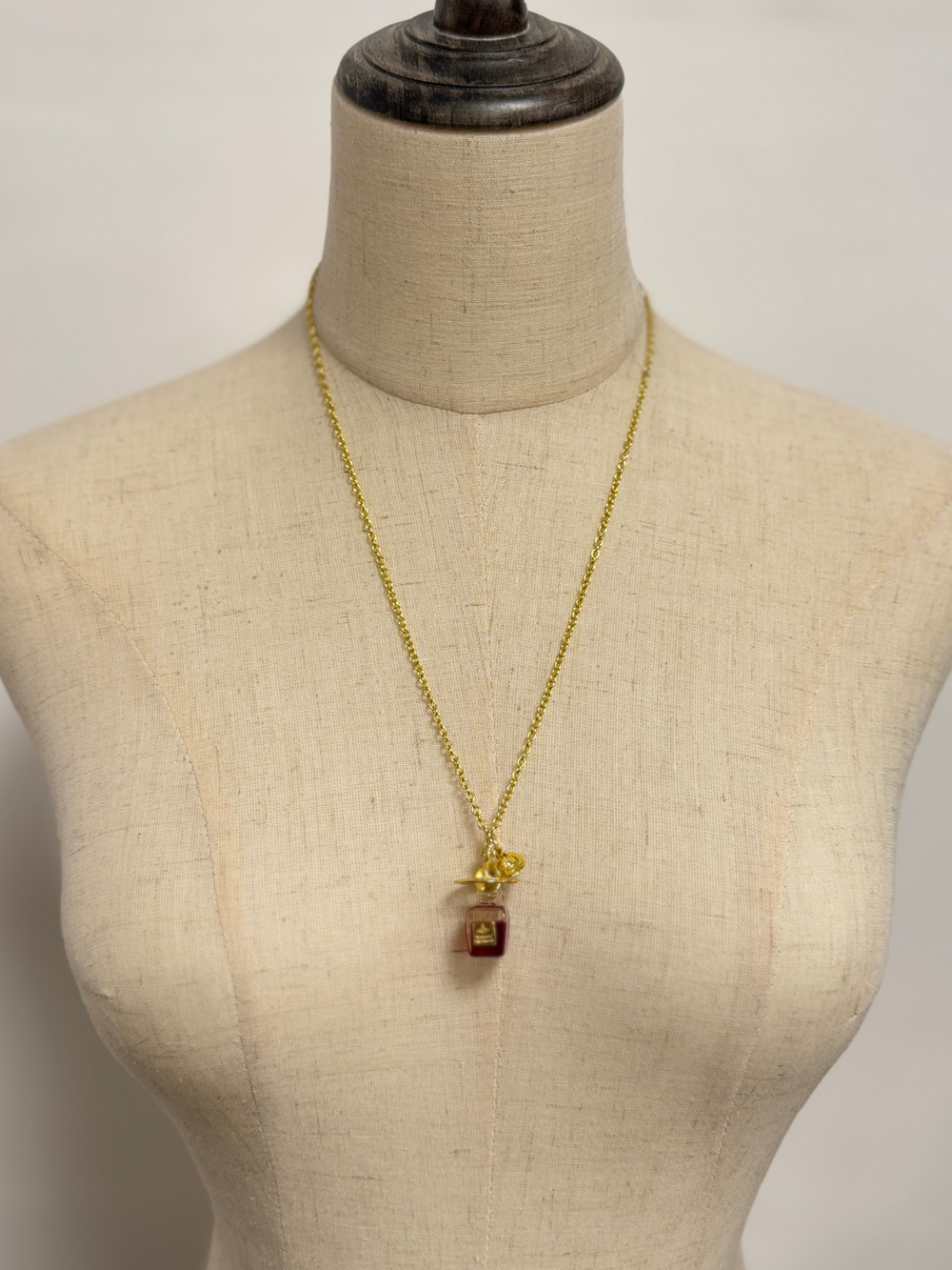 Кулон в виде парфюма Boudoir Vivienne Westwood