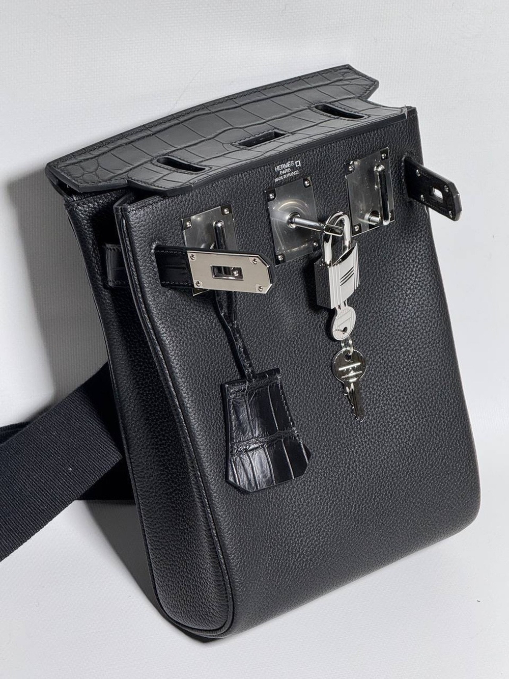 Нагрудная сумка-слинг Hermes со вставками из кожи крокодила