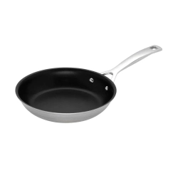Le Creuset 3-слойная сковорода диаметром 20 см с антипригарным покрытием.