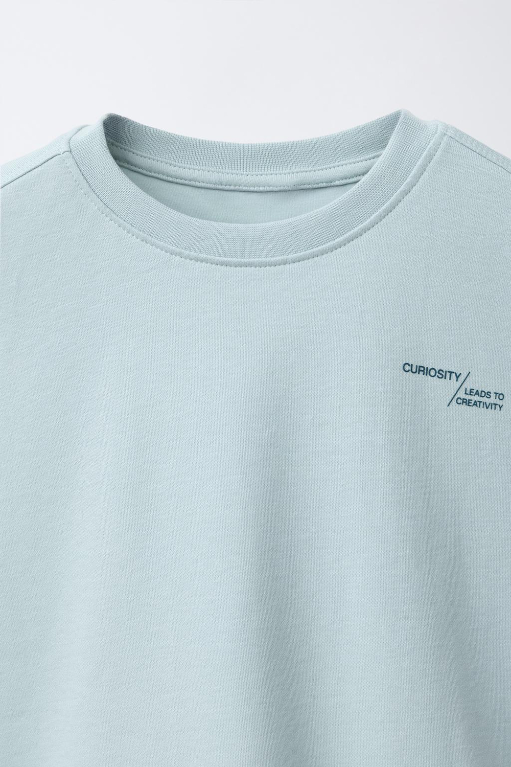 ZARA ФУТБОЛКА С НАДПИСЬЮ ИЗ ИНТЕРЛОКА, ПАСТЕЛЬНО-СИНИЙ