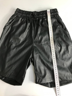 Шорты из экокожи удачной длины для трендовых осенних образов 42 размер