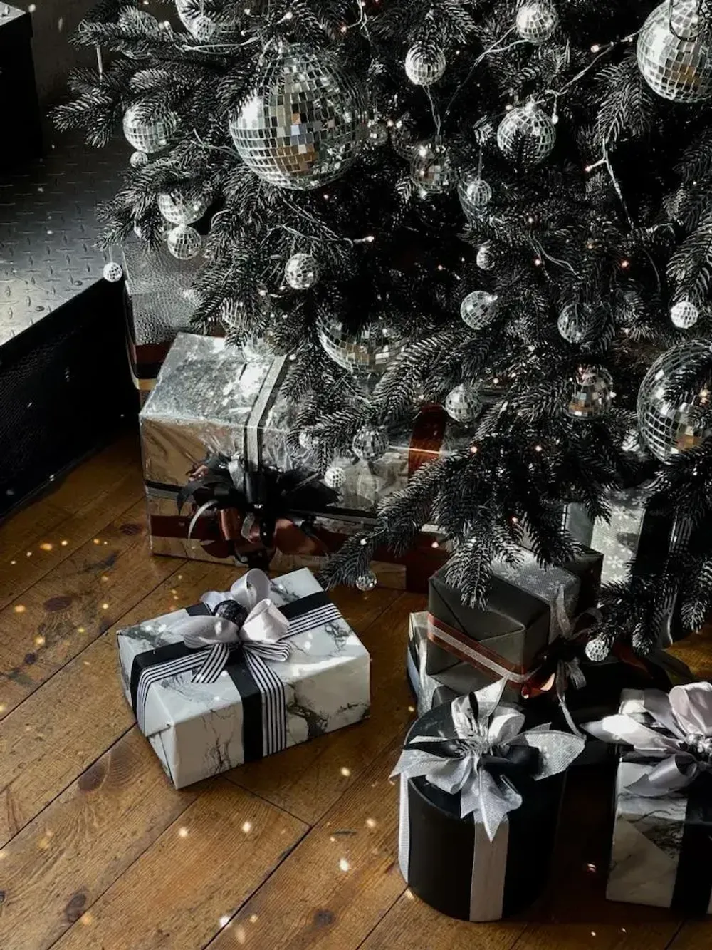 Искусственная черная елка «Торжественная» (Литая хвоя) от 1,8 м до 4 м