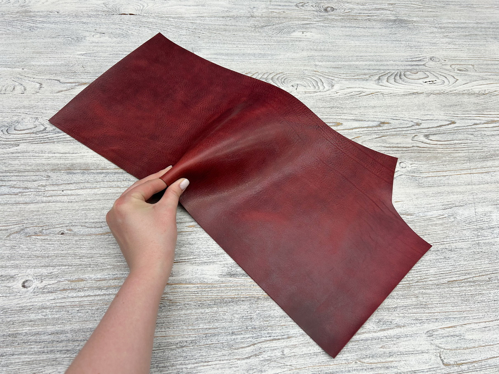 Фото натуральной кожи бордового цвета