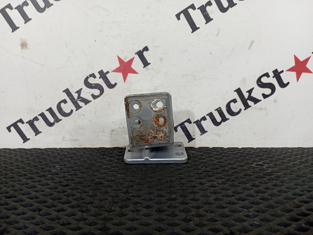 Петля двери нижняя левая 2023