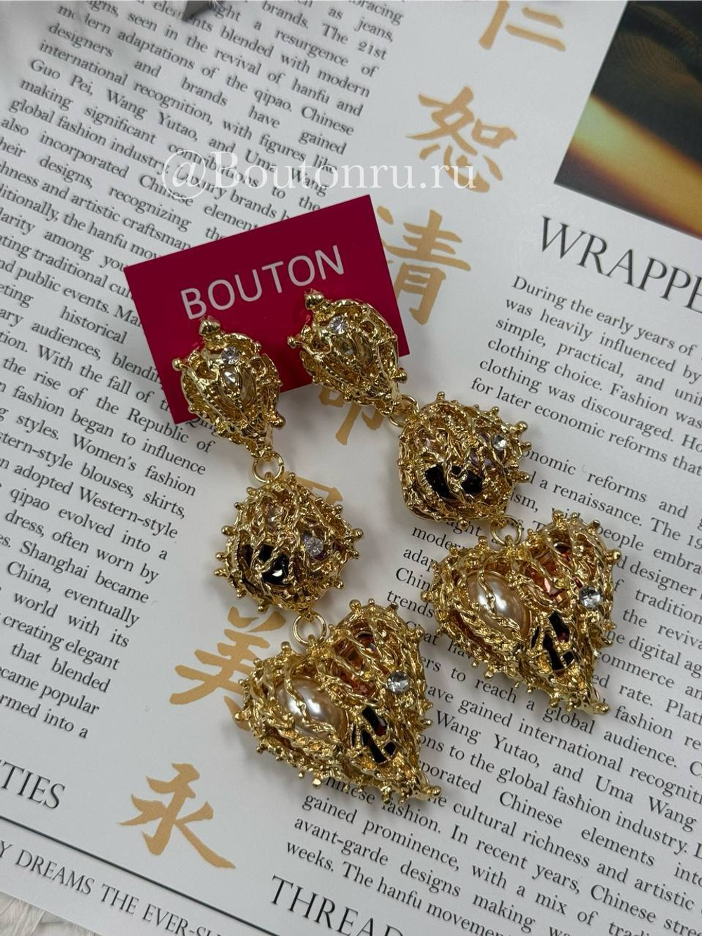 Серьги массивные трехъярусные в форме сердца золотистые со стразами