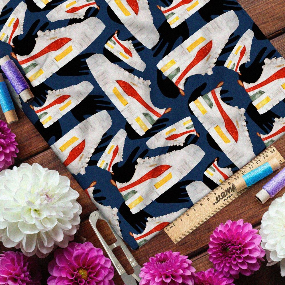 Ткань оксфорд 600 белые кроссовки с ярким рисунком на синем фоне