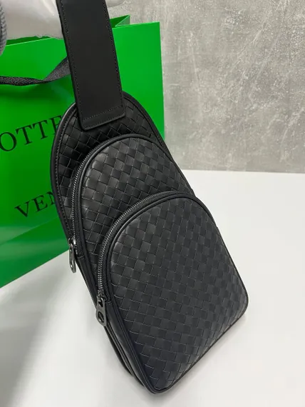 Сумка-слинг Bottega Veneta Intrecciato черная