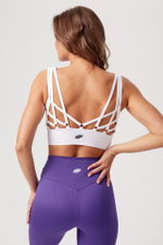 Топ с кольцами на спине