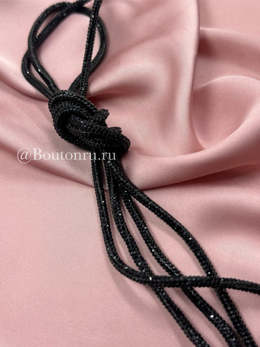 Шнур черный со стразами 1,4 м