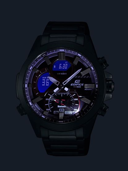 Мужские часы японского бренда Casio модель Edifice ECB-30D-2A в темноте