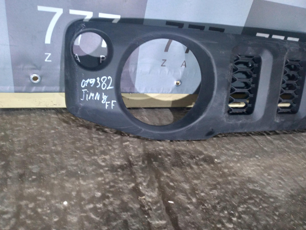 Решетка радиатора Suzuki Jimny 4 18-21 Б/У Оригинал 7211178r0