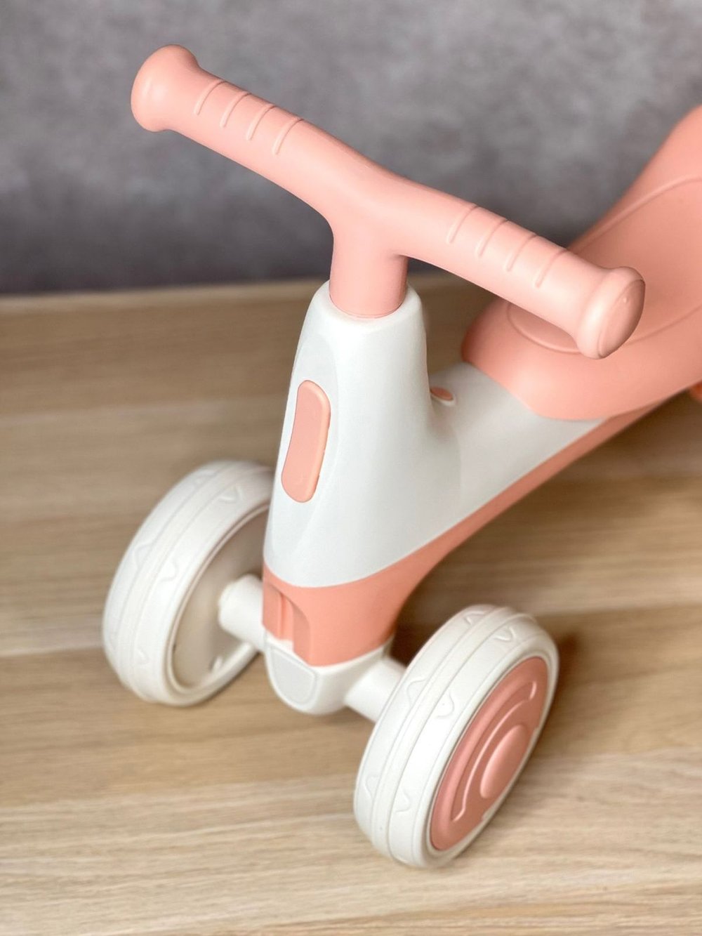 Беговел от 2 лет с музыкой розовый (74737-2)