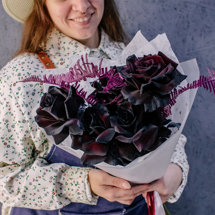 89. Темный букет с черными французскими розами