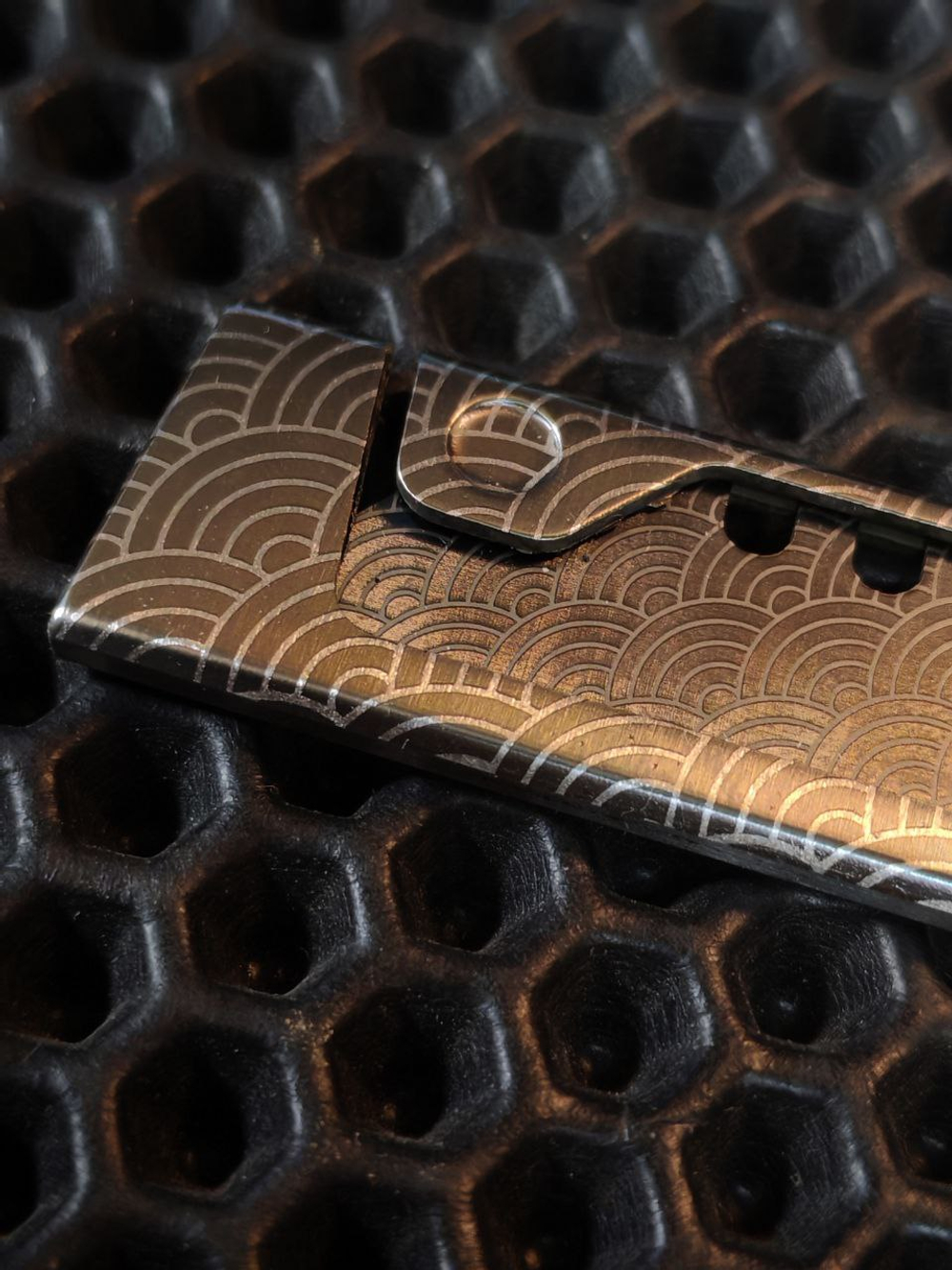 Нож для сменных трапециевидных лезвий. Волны