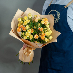 Букет солнечных кустовых роз в оформлении