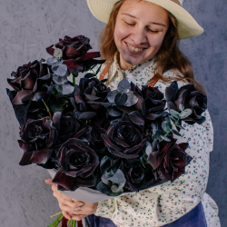88. Темный букет с черными французскими розами и эвкалиптом