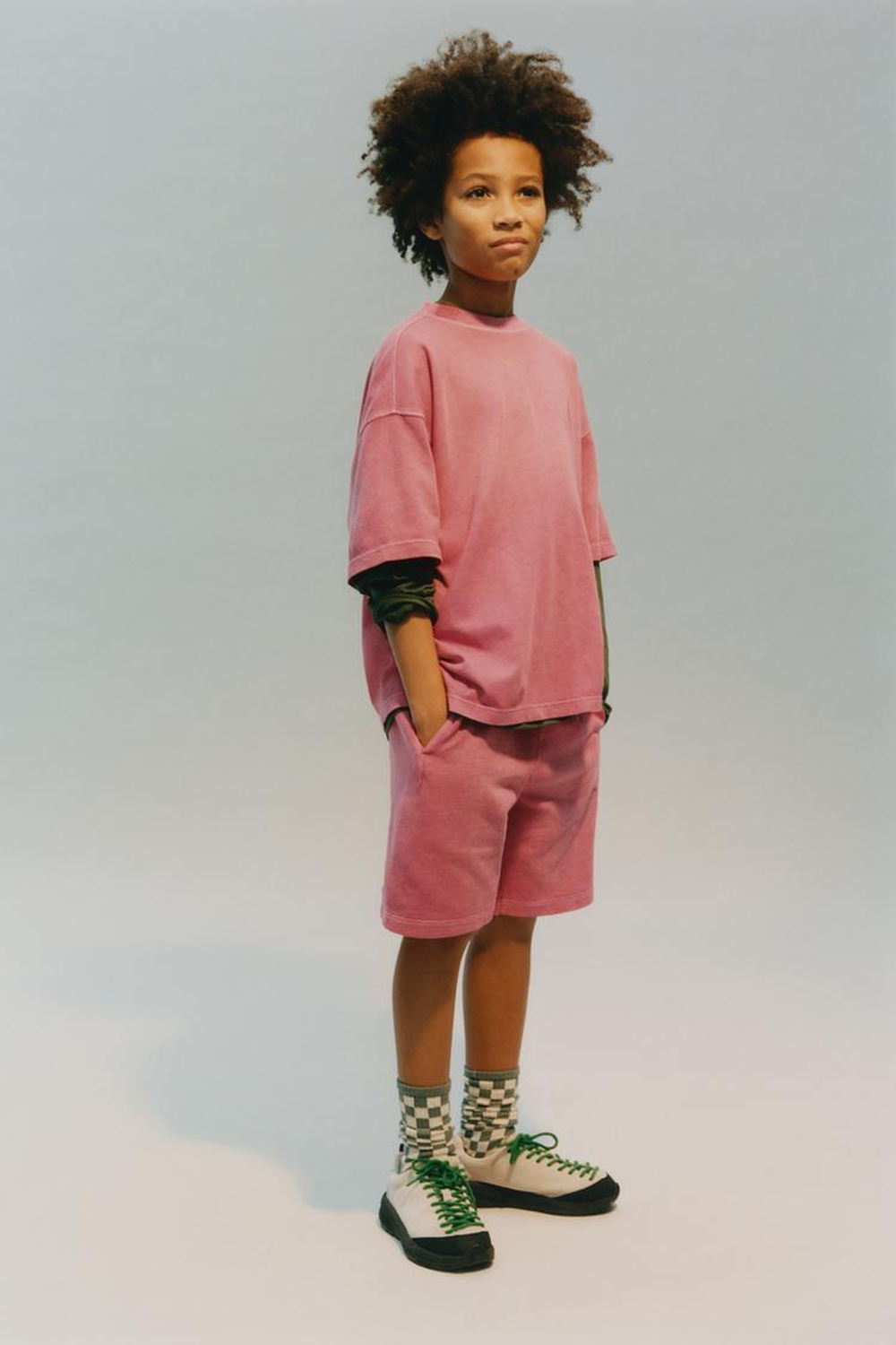 ZARA КОМПЛЕКТ ИЗ ФУТБОЛКИ И ШОРТОВ С НАДПИСЬЮ, КРАСНЫЙ