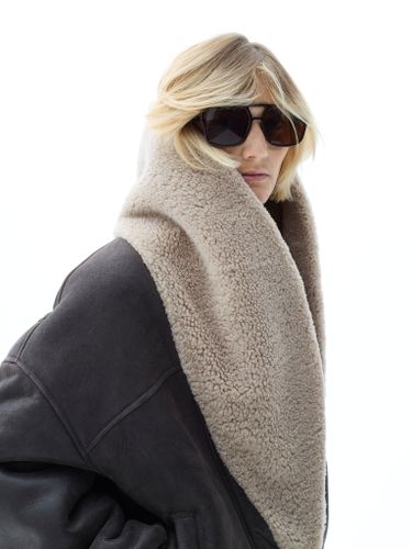 Коричневая дубленка из овчины с объемным воротником