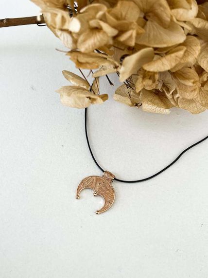 Подвеска Лунница Макошь из золота, вид на столе