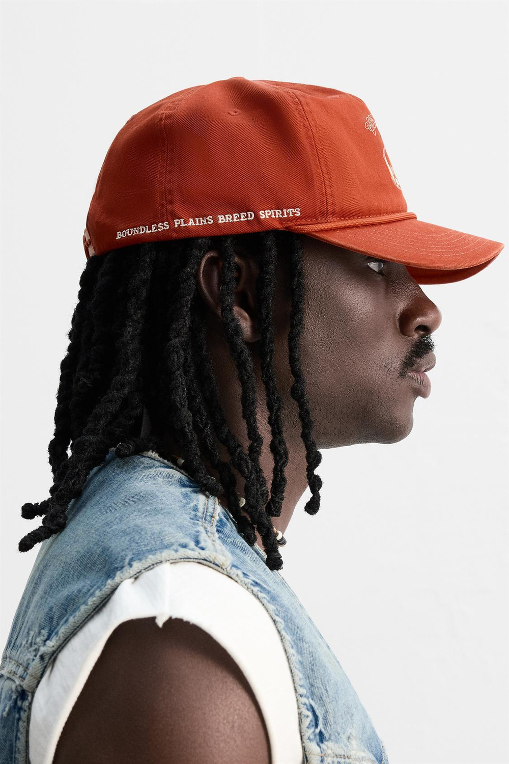 ZARA КЕПКА С ЭФФЕКТОМ ПОТЕРТОСТИ И ПРИНТОМ, КРАСНЫЙ