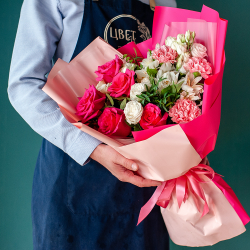 Яркий букет с малиновыми розами