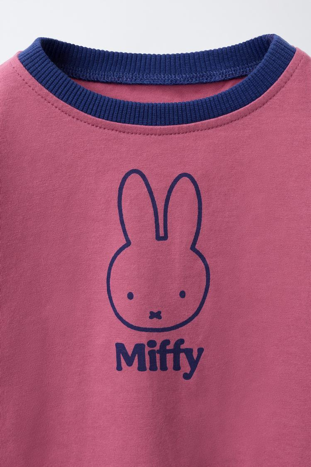 ZARA ФУТБОЛКА С ПРИНТОМ MIFFY™ MERCIS BV © И КОНТРАСТНЫМИ ВСТАВКАМИ, ТЕМНО-РОЗОВЫЙ