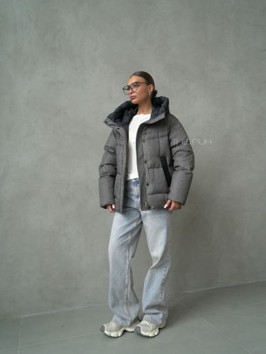 Серый пуховик с объемным воротником и капюшоном
