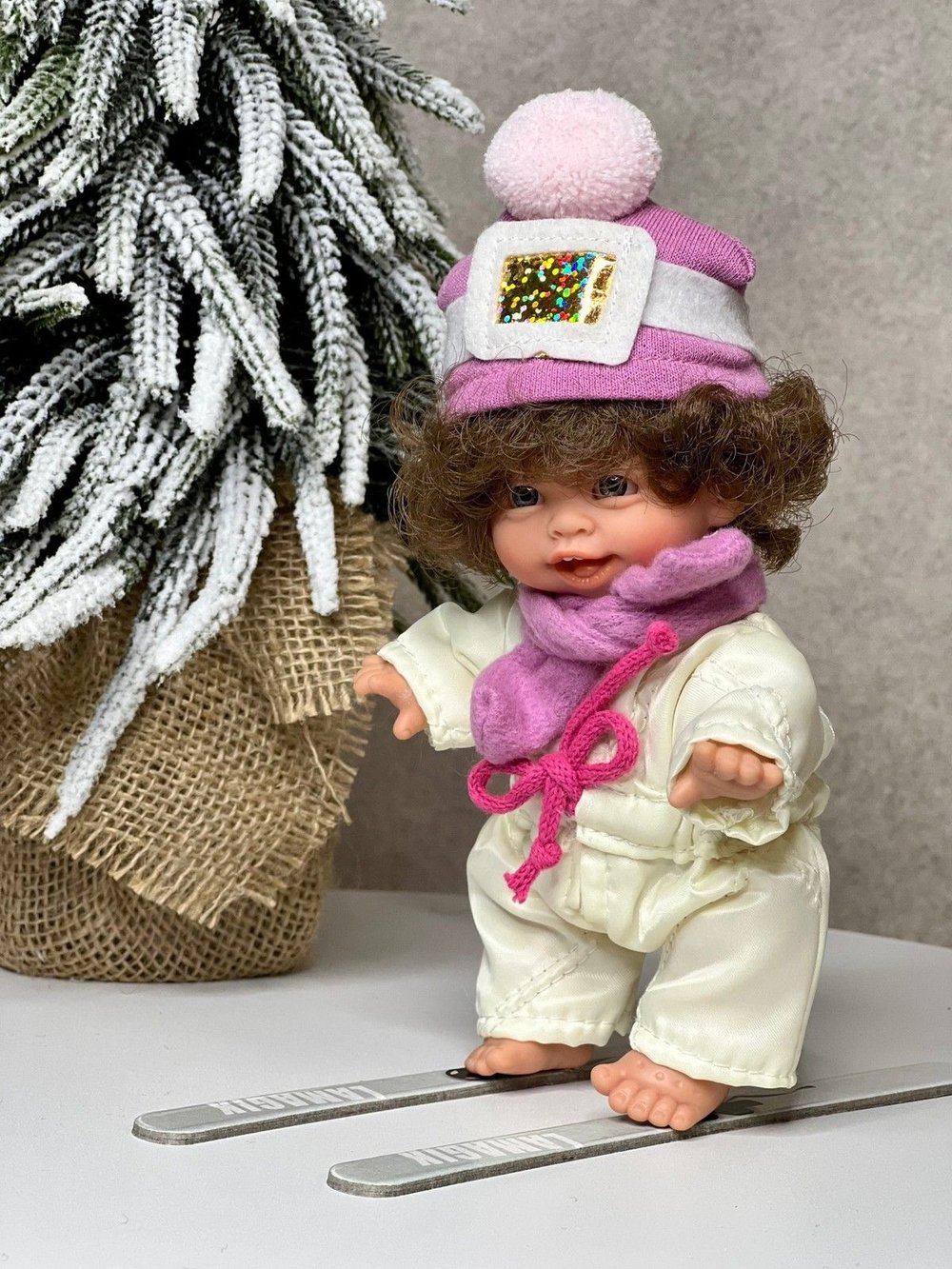 Кукла LAMAGIK виниловая 18см Gestitos Esquiador  (505A)