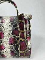 Женская розово-коричневая сумка из натуральной кожи с тиснением питон