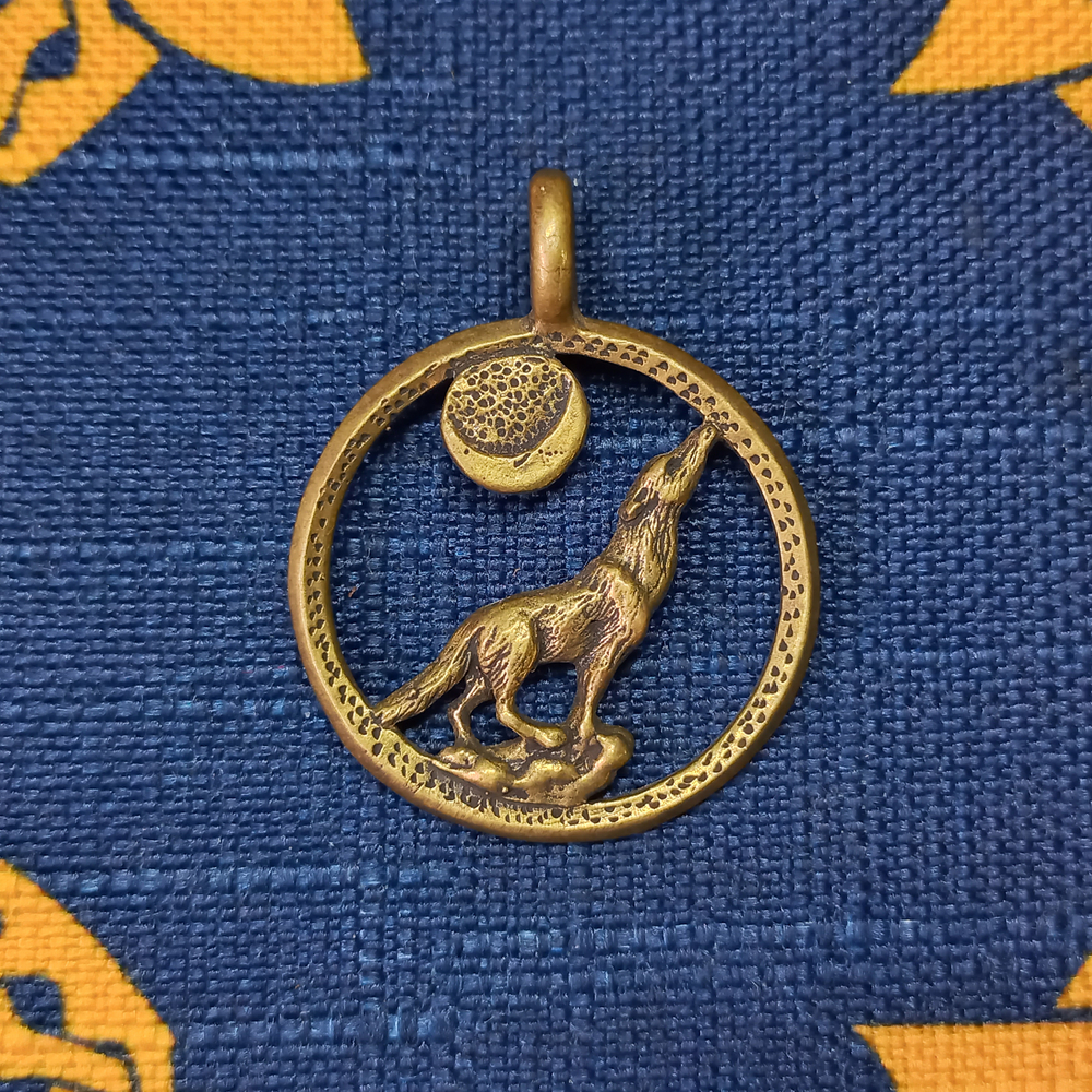 Подвеска. Волк, воющий на луну