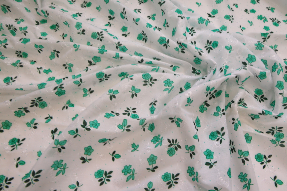 Батист вышивка белый в зеленый цветочек