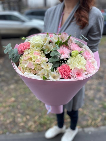 Букет с гортензией и альстромерией