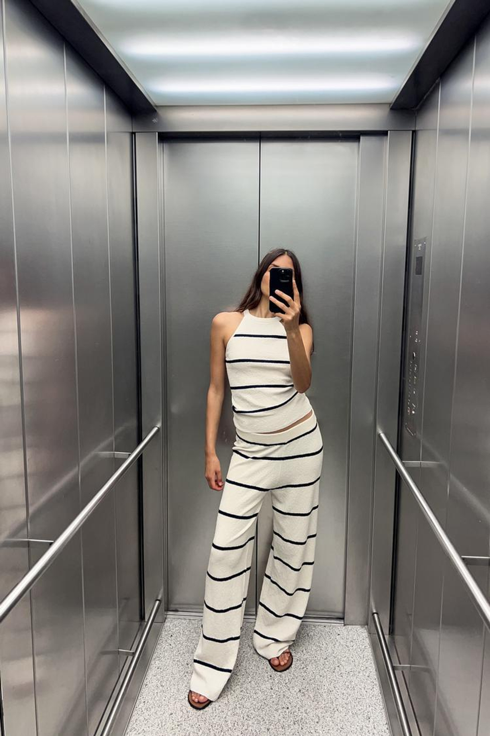 ZARA СКРОЕННЫЙ ПО КОСОЙ ТОП С ГОРЛОВИНОЙ ХАЛТЕР, ТЕМНО-СИНИЙ/БЕЛЫЙ