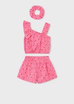 топ с шортами и резинкой для волос