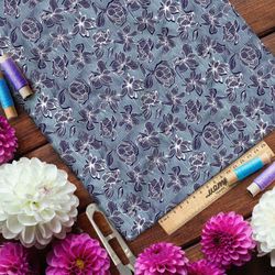 Ткань габардин фиолетовый зверобой на синем фоне