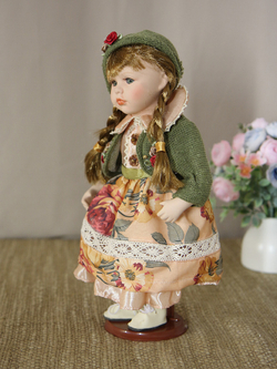 Кукла фарфоровая 12' на подставке