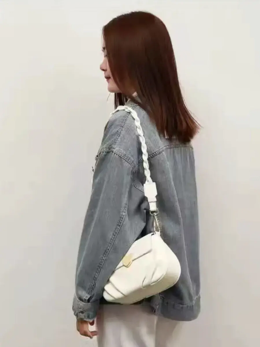 Сумка через плечо маленькая.