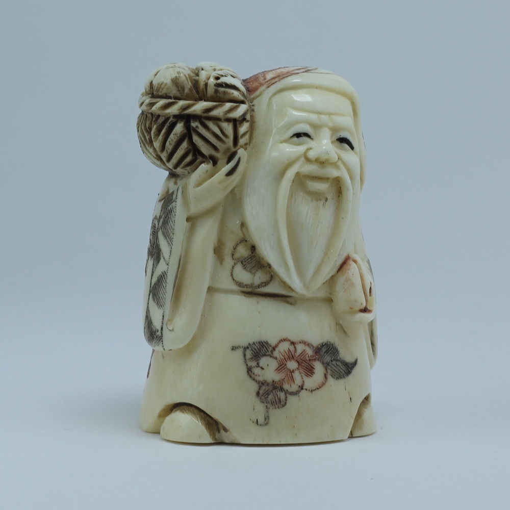 Нэцкэ Фукурокудзю с корзиной рыбы и персиком