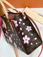 Коричневая сумка Louis Vuitton Onthego PM с узором монограм и цветами