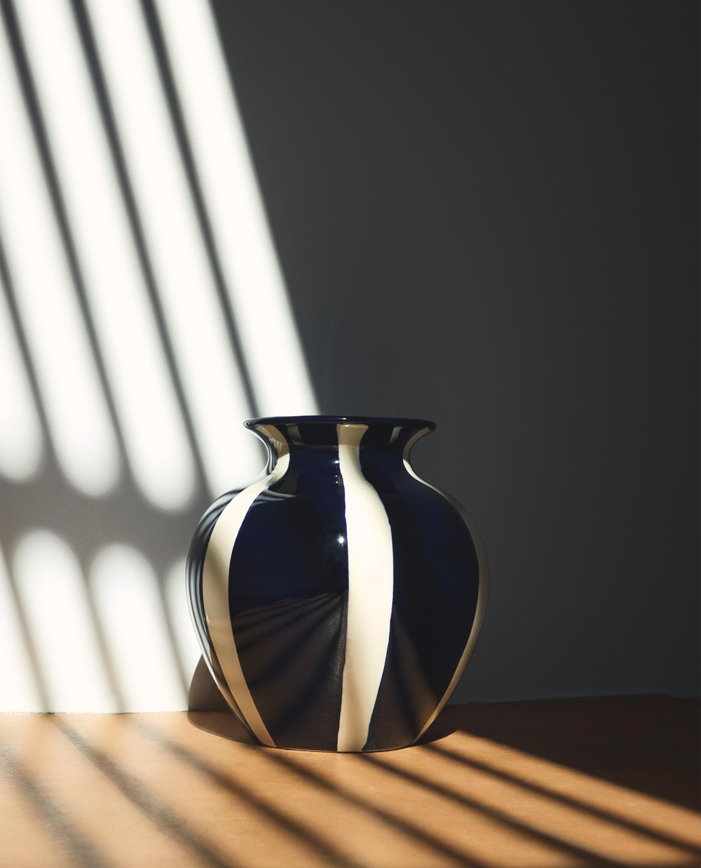 Zara Home Ваза из керамики, цвет синий, 25 см