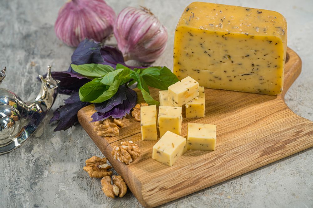 Сыр с базиликом и чесноком