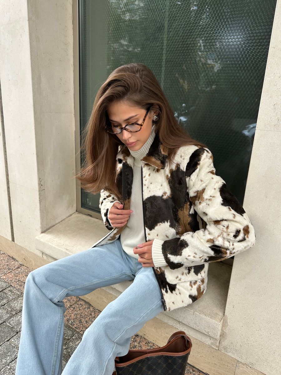 Бомбер из эко-меха с принтом корова