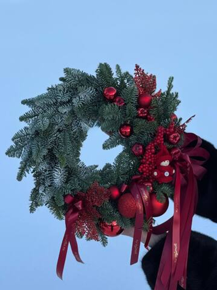 Новогодний венок с красным декором