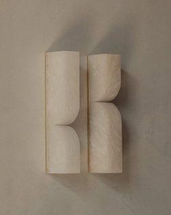 Этот светильник — вертикальный настенный бра с мягкими округлыми формами,