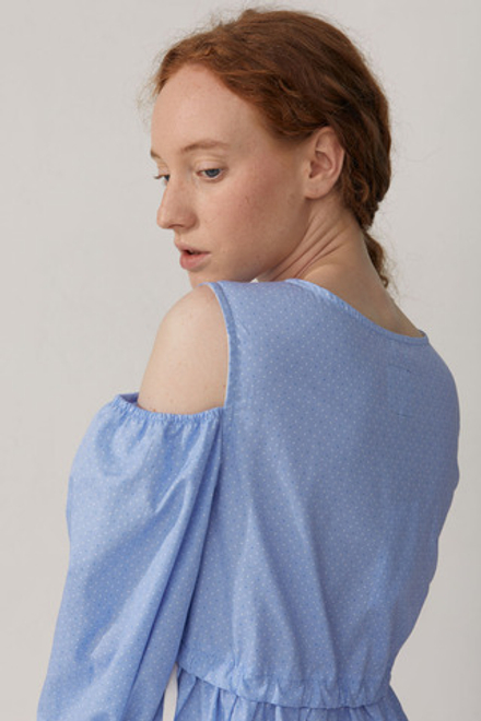 Платье с открытыми плечами с кулиской голубое в горошек