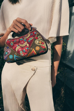 ZARA СУМКА-КОРОБОЧКА С ДЕРЕВЯННЫМИ ДЕТАЛЯМИ И ВЫШИВКОЙ, РАЗНОЦВЕТНЫЙ